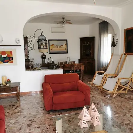 Casa Di Perla Con Piscina E Campo Da Tennis